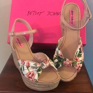 BETSEY JOHNSON PATTTY Wedge Sandals Size 7.5